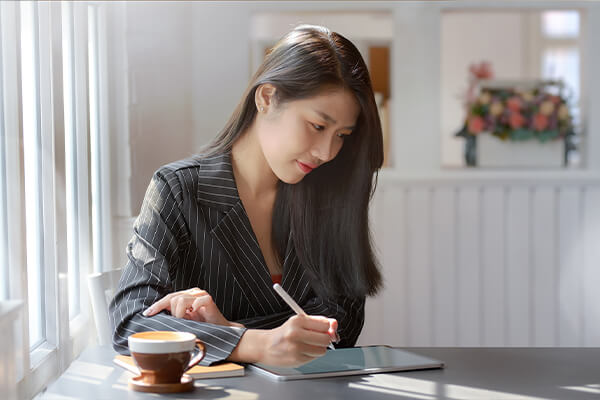 Frau arbeitet am Tablet