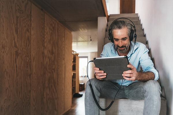Man sieht Serien auf Tablet