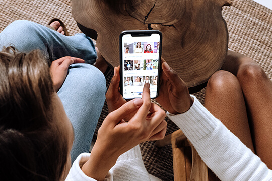 Frau bearbeitet Foto auf Smartphone