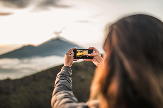 Die Schönheiten der Natur werden mit einem nachhaltigen refurbed Handy festgehalten.