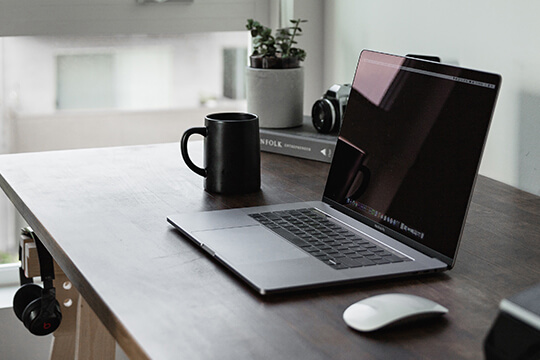 Tasse Kaffee steht am Arbeitsplatz