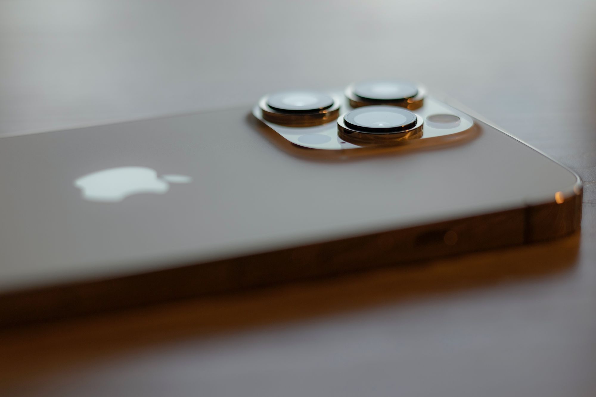 Foto van de iPhone 14 Pro: Komt bekend voor, of niet? - Foto door James A. Molnar via Unsplash