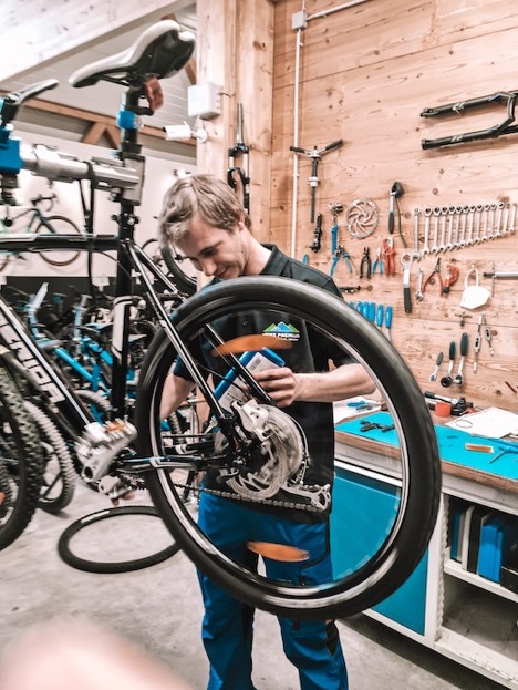 Ein professioneller Refurbisher arbeitet an einem Fahrrad