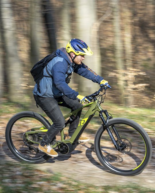 Mann fährt refurbished E-bike im Wald