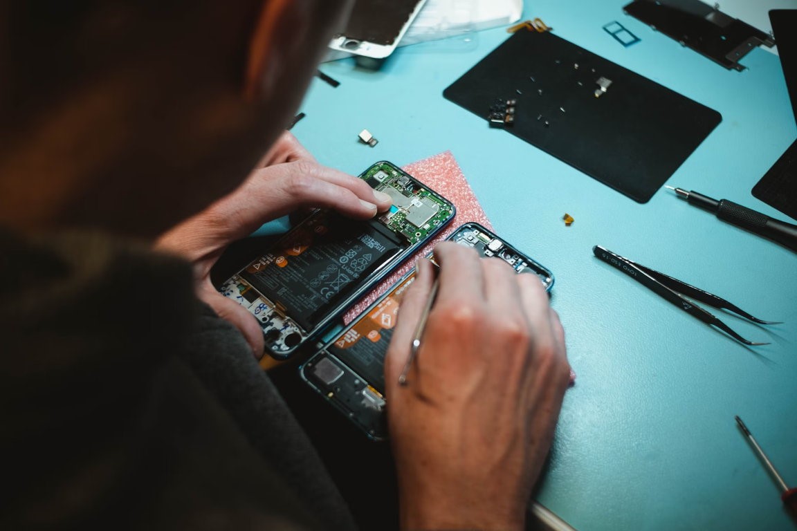 Handy-Reparatur, © Kilian Seiler