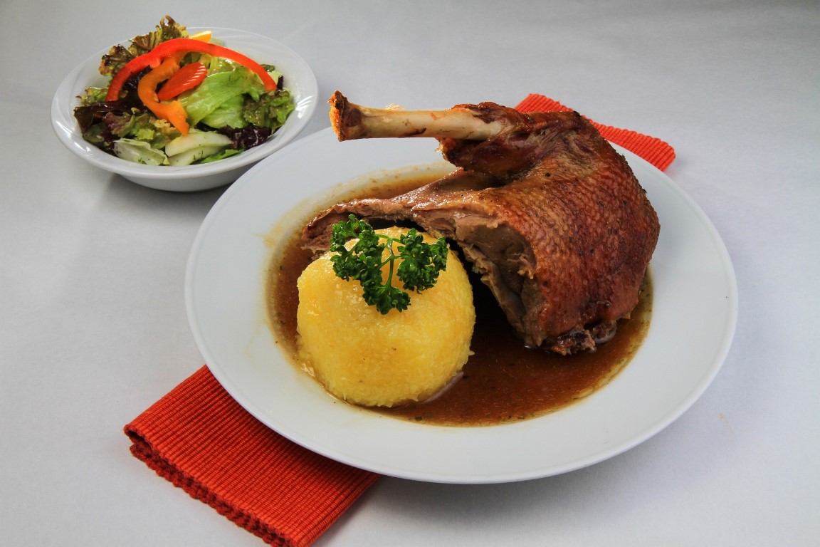 Gänsebraten im Soße und Beilagen