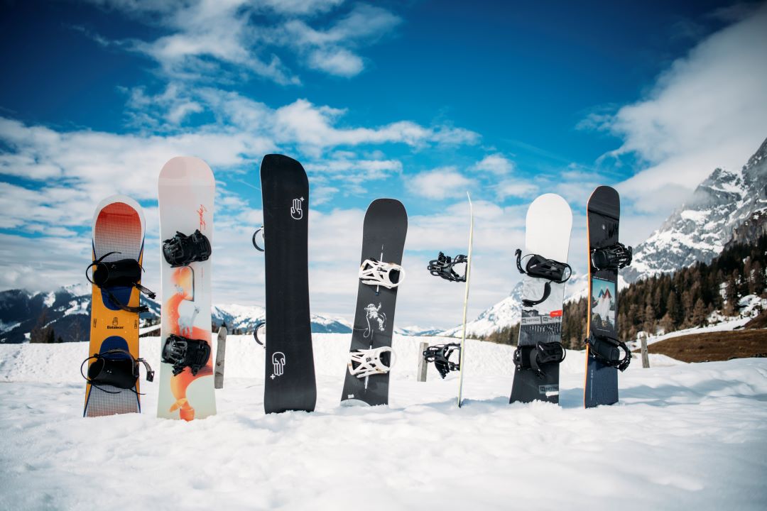 Snowboards stecken im Schnee