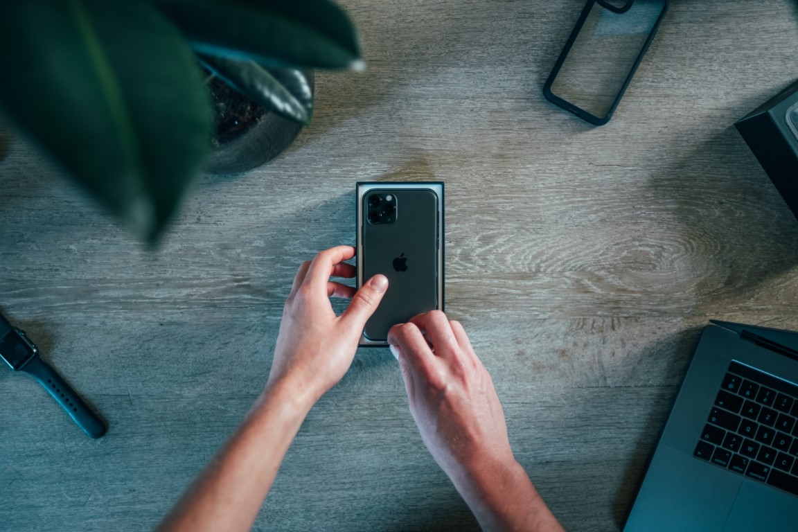 Een persoon pakt een nieuwe iPhone uit
