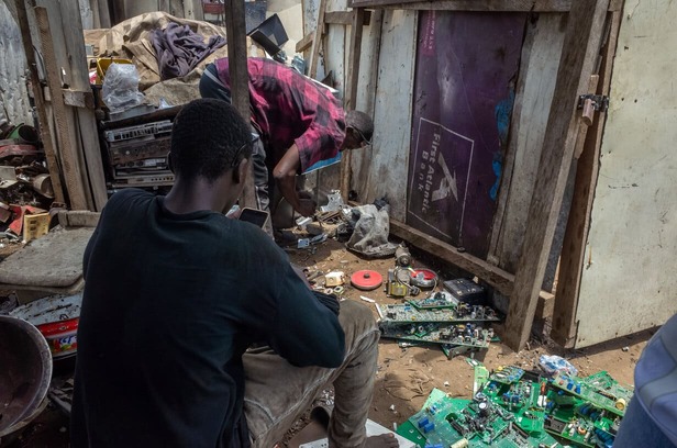 Sortierung von Elektroschrott zur weiteren Verarbeitung in Accra, Ghana