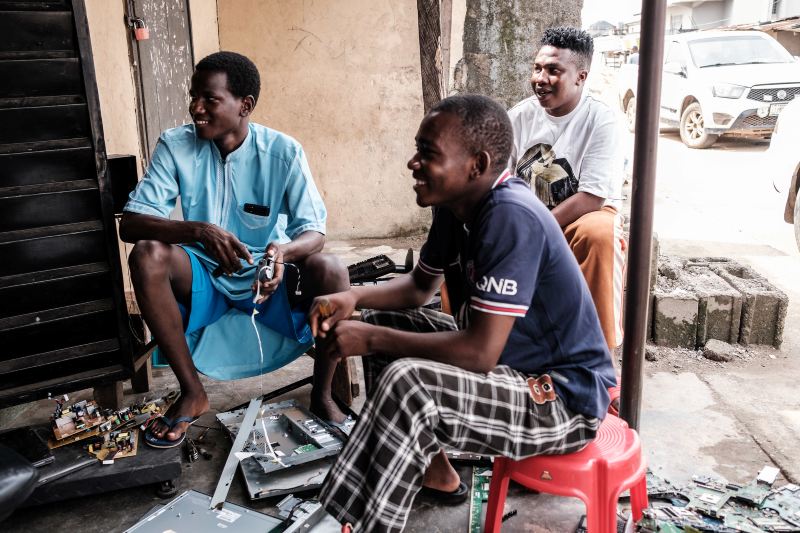 In partnership with minimise, refurbed supports e-waste recycling in the Global South.