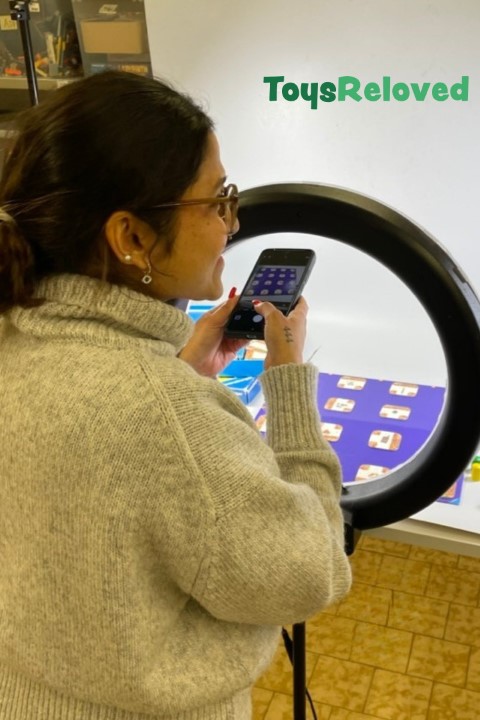 Produkte werden vor dem Verkauf fotografiert und kategorisiert. Fotocredit: ToysReloved