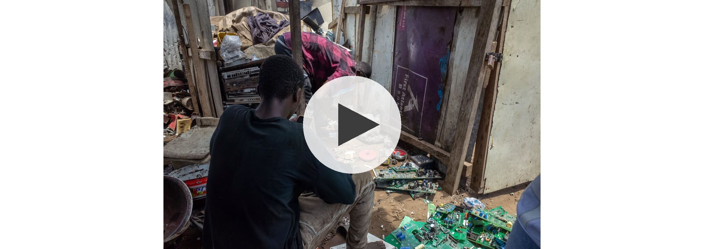 Sortierung von Elektroschrott zur weiteren Verarbeitung in Accra, Ghana. Klicke hier, um das YouTube-Video abzuspielen.