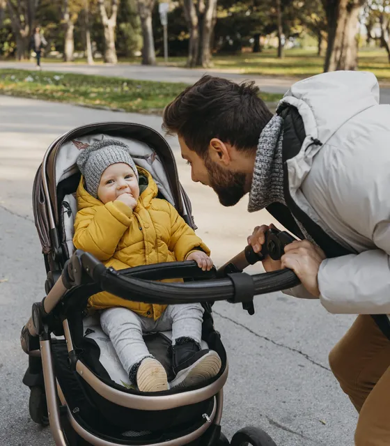 Vater mit Kind im Kinderwagen
