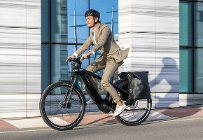 Person på elcykel gennem byen