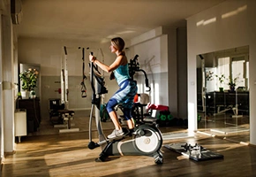 Person træner på en crosstrainer