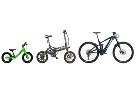 Refurbished cykler og løbehjul på række