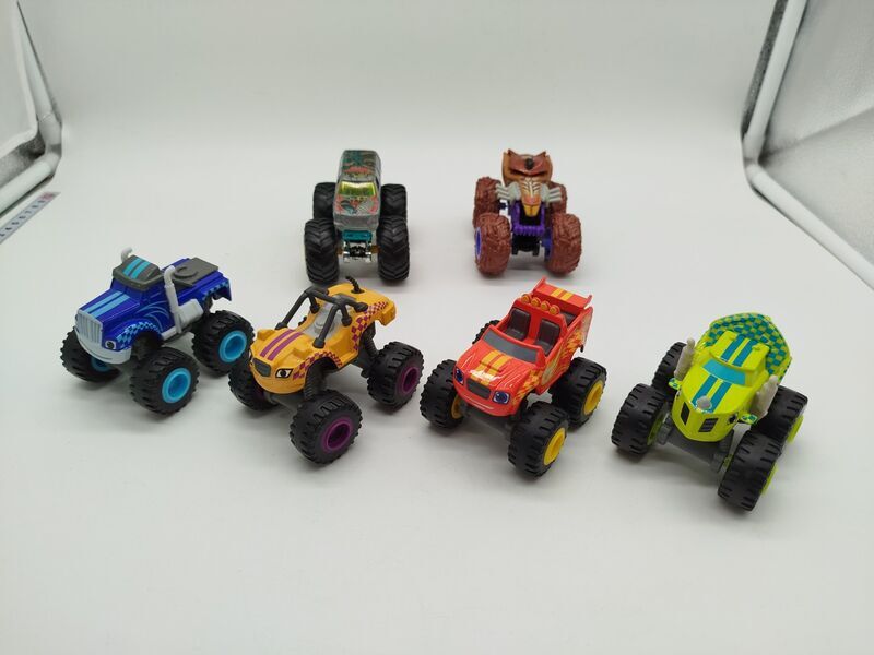 2 Hot Wheels Monster Trucks und 4 Mattel Monster Trucks - Set | mehrfarbig 1
