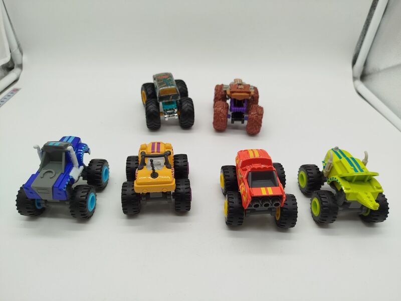 2 Hot Wheels Monster Trucks und 4 Mattel Monster Trucks - Set | mehrfarbig 2