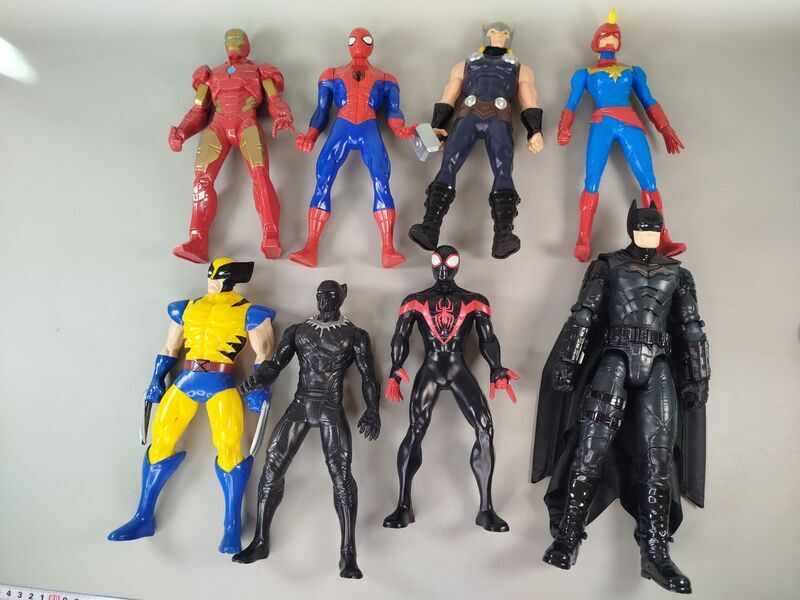 Actionfiguren Set von 8 Superhelden - Marvel & DC Figuren | mehrfarbig 1
