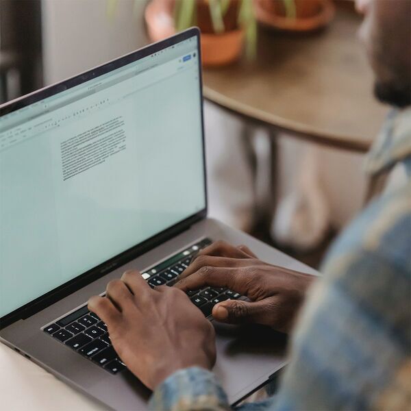 Apple MacBook Pro 2019 | 16" | i7-9750H | 64 GB | 512 GB SSD | 5300M 4 GB | gris sidéral | IT 4