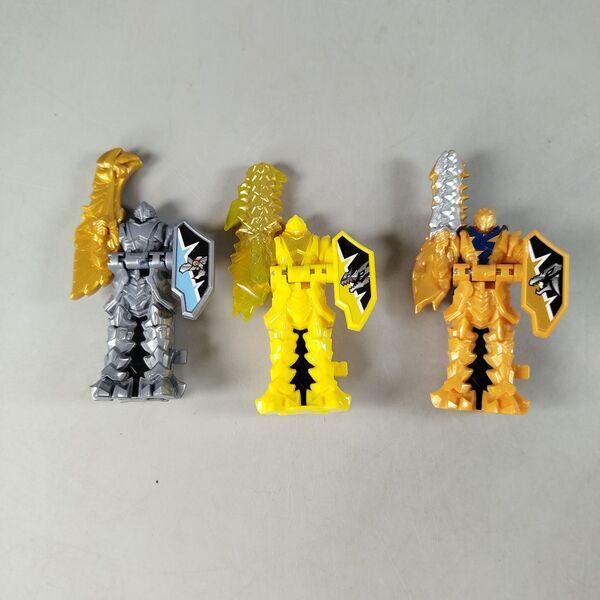 Bandai Figuren-Set Actionfiguren mit Waffen & Schilderne | multicolored 4