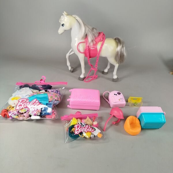 Barbie Bundle Puppen Set von 9 Figuren & Pferde | mehrfarbig, image 1 of 3