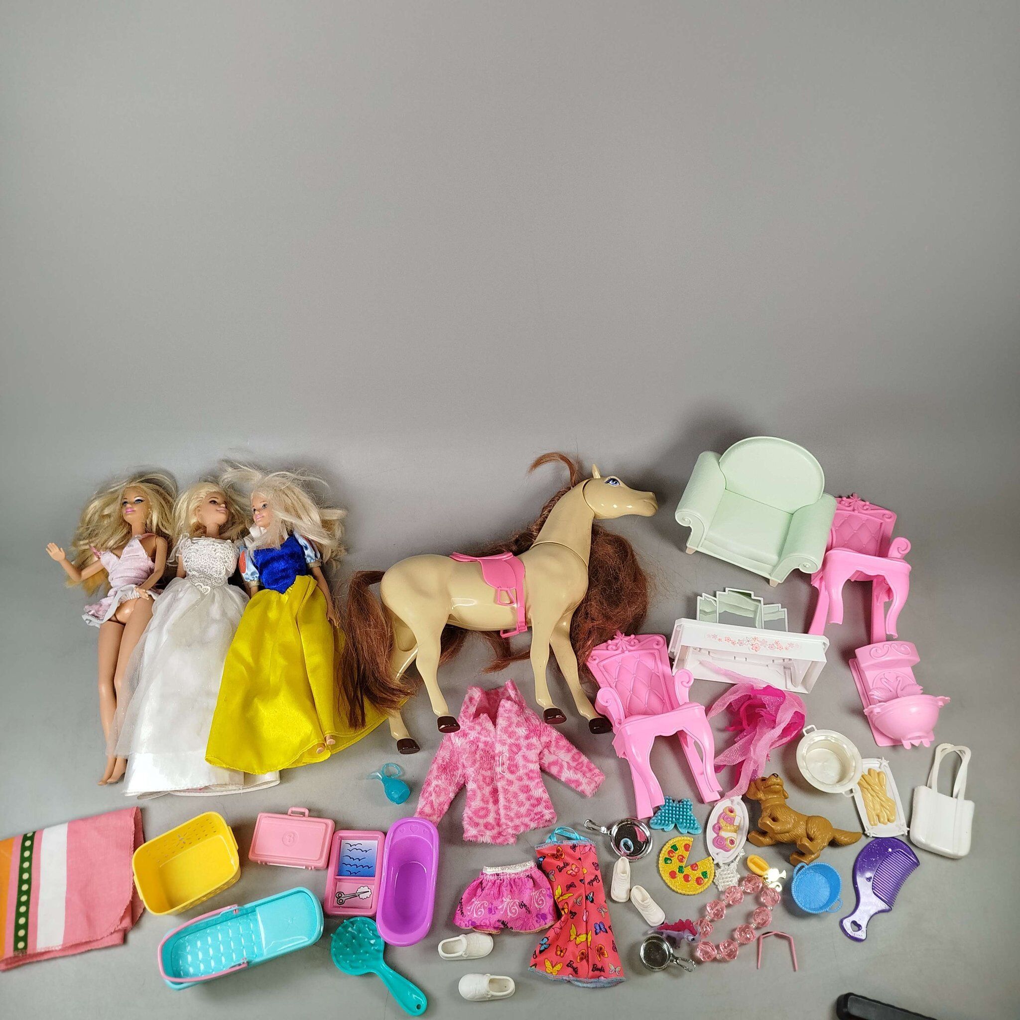 Barbie Bundle Schneewittchen Set von 4 Modepuppen, Pferd, Möbel & Zubehöre