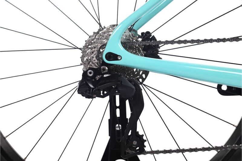 Bianchi Infinito XE (2023) | Diamant | blau | 27.5" | 47 cm | Shimano 105 BR-R7170 | Shimano 105 Di2 5