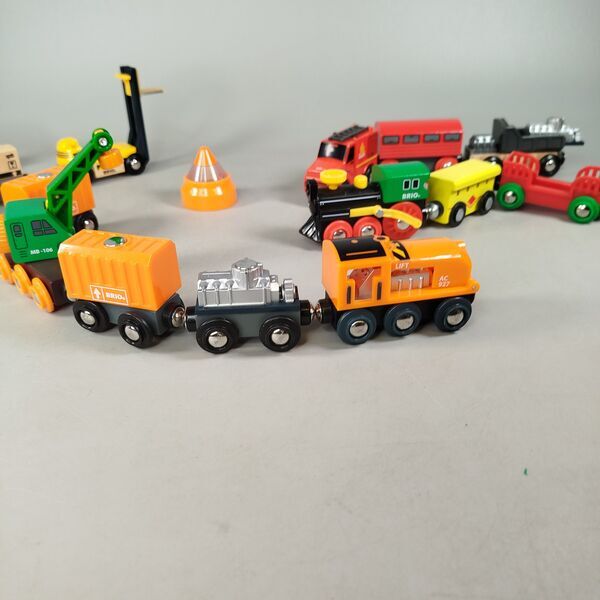 BRIO Bundle Holzeisenbahn Set von 5 Züge & Waggonse | multicolored, image 1 of 2