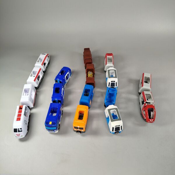 BRIO Bundle Set von 17 Holzbahn Zügee | multicolored, image 1 of 2
