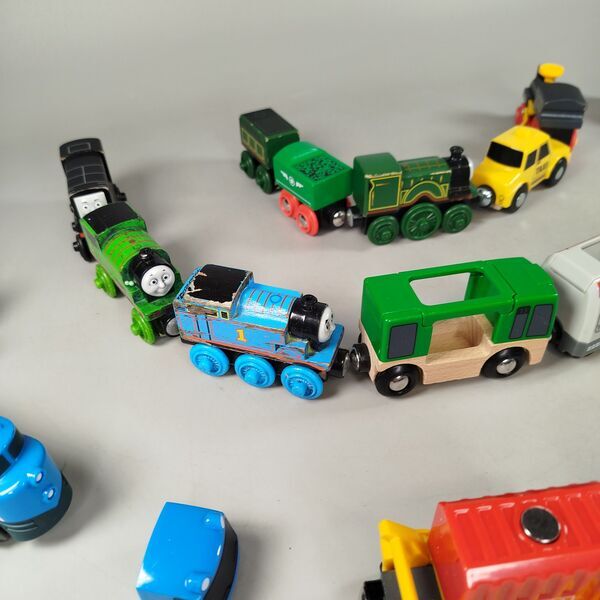 BRIO Bundle Thomas & seine Freunde 18x Holzzüge & Waggonse | multicolored, image 3 of 3