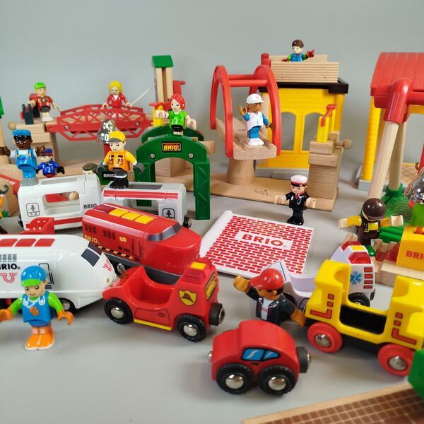 BRIO Holzspielzeug Konvolut - Züge, Häuser and Fahrzeuge | multicolored 4