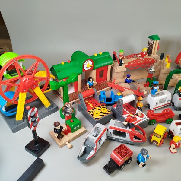 BRIO Holzspielzeug Konvolut - Züge, Häuser and Fahrzeuge | multicolored 5
