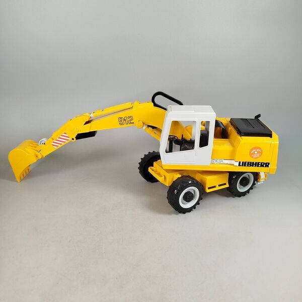 Bruder Bundle MAN TGA Liebherr 912 Set von 2 LKW Kipper & Schaufelbagger, ab 3 4 5 Jahre | mehrfarbig, image 1 of 4