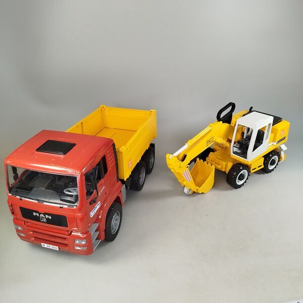 Bruder Bundle MAN TGA Liebherr 912 Set von 2 LKW Kipper & Schaufelbagger, ab 3 4 5 Jahre | mehrfarbig, image 4 of 4