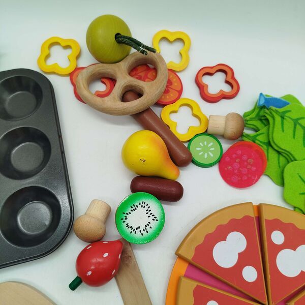 Bundle Kinderküche Zubehör Holzpizza & Teeservice mit Kochgeschirre | multicolored, image 1 of 4