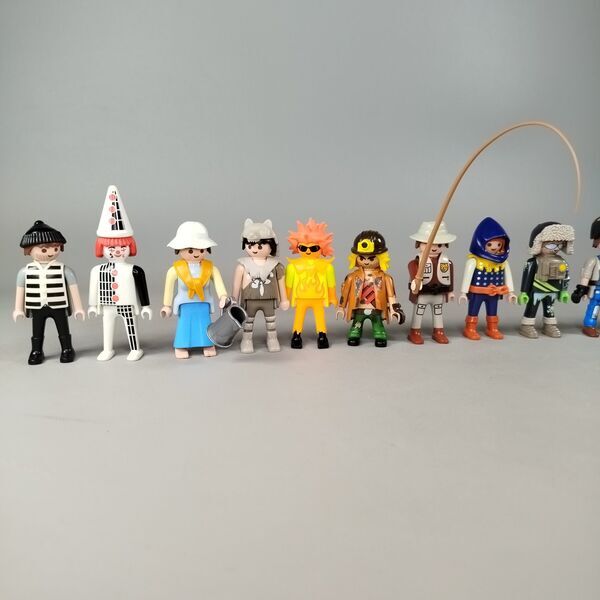 Bundle Playmobil Set von 12 Figuren & 4 Tieree | multicolored, image 2 of 3