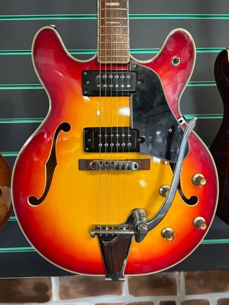 Commodore N25 semi-hollow 1972 Japan Vintage electric guitar | Vintage, image 2 of 5