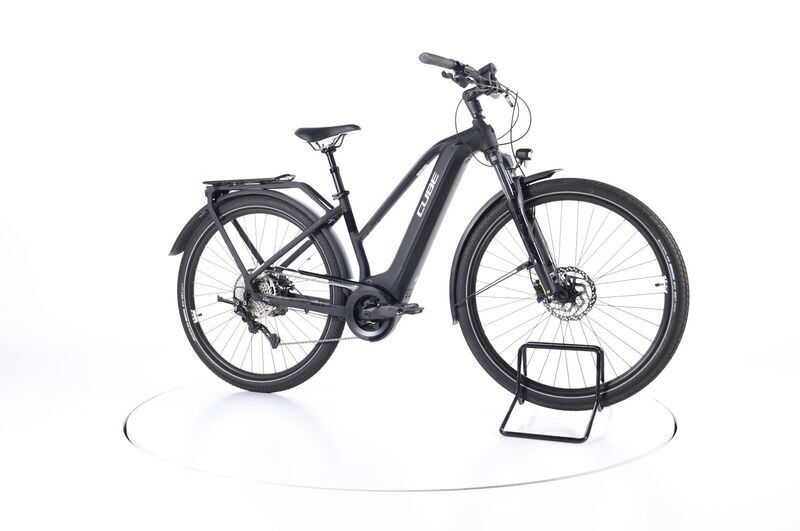 Cube Touring Hybrid Pro (2021) | Trapez | schwarz/weiß | 28" | 46 cm | < 100 km 2