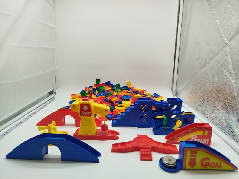 Domino Rally Konstruktionsspiel Set - mit Rampen, Brücken & Modulen | mehrfarbig 2