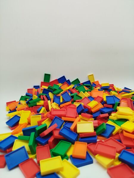 Domino Rally Konstruktionsspiel Set - mit Rampen, Brücken & Modulen | mehrfarbig 3