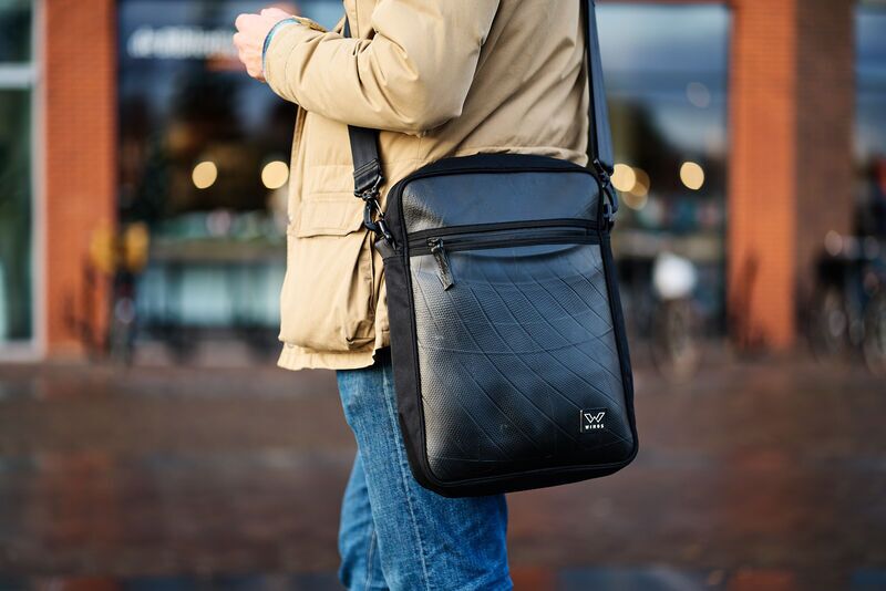 Ecowings Reliable Raven Recycled Shoulderbag | black 4