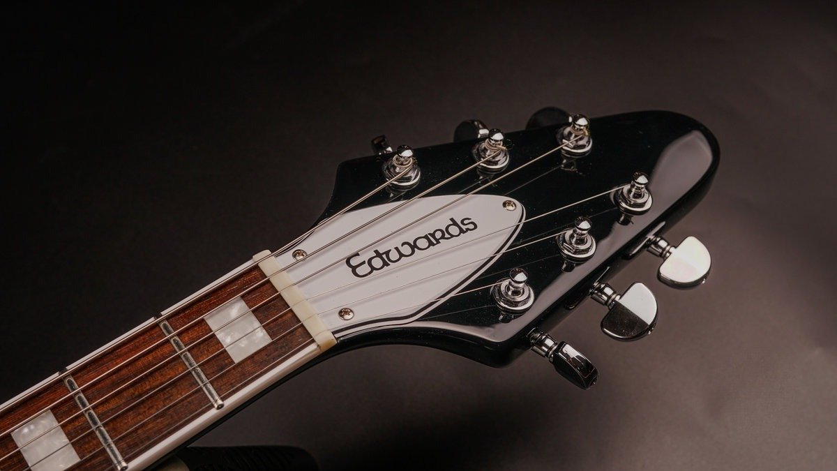 ESP Edwards E-FV-LTD Svart – Flying V | svart | 14 875 kr | Nu med