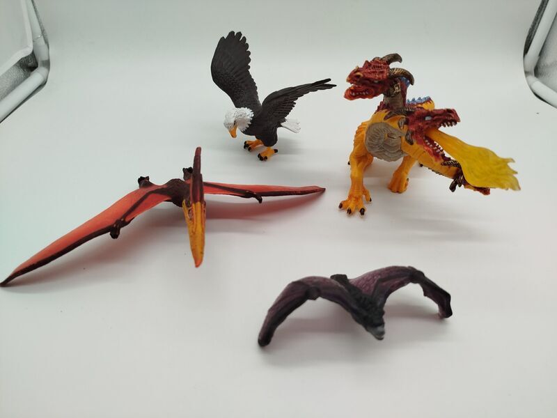 Figuren Set von 4 fliegenden Kreaturen - Drache, Adler, Fledermaus | multicolored 2