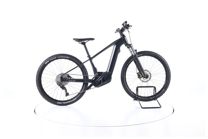Focus Jarifa² 6.7 (2023) | Kolmiorunko | musta | 27.5" | 36 cm | 1000 - 1500 km 1