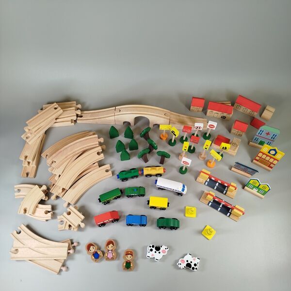 Großes Holzeisenbahn-Set mit Zügen and Zubehör | multicolored 1