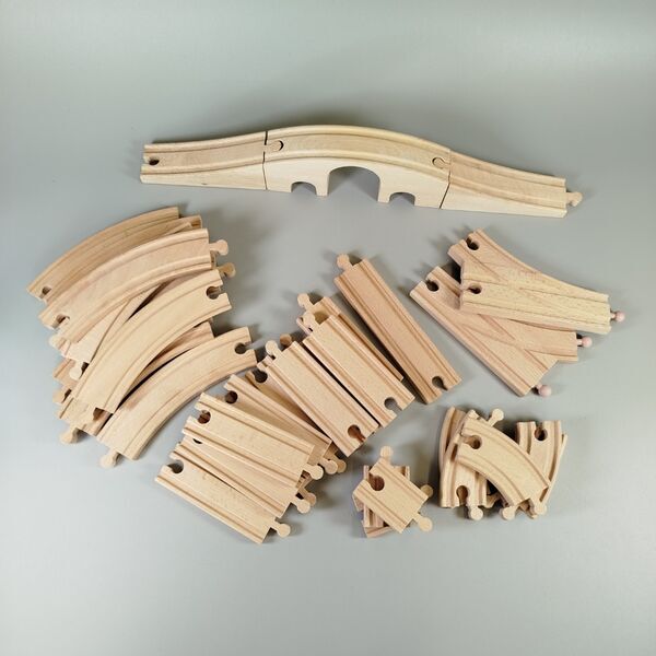 Großes Holzeisenbahn-Set mit Zügen and Zubehör | multicolored 2