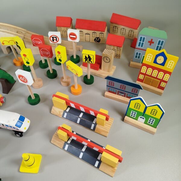 Großes Holzeisenbahn-Set mit Zügen and Zubehör | multicolored 3