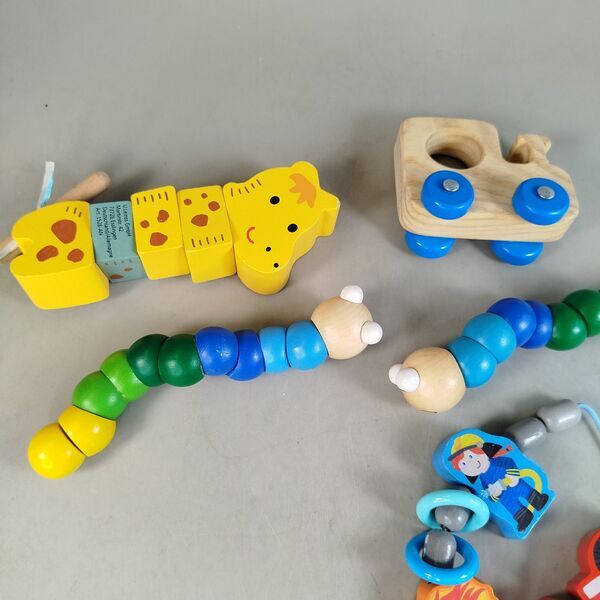 HABA Bundle set von 5 lacing toy fire department, Greifraupen, giraffe & car Holzspielzeuge | multicolored, image 1 of 1