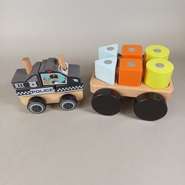 Hape Bundle Holz Zieh & Stapel Fahrzeuge mit LKW und Bauklötzen | mehrfarbig, image 3 of 3